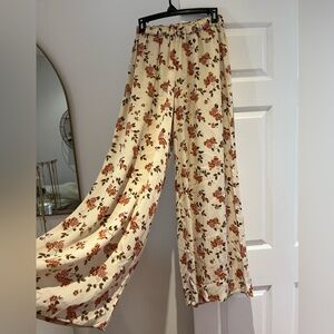 💛Brandy Melville wide leg floral pants💛
